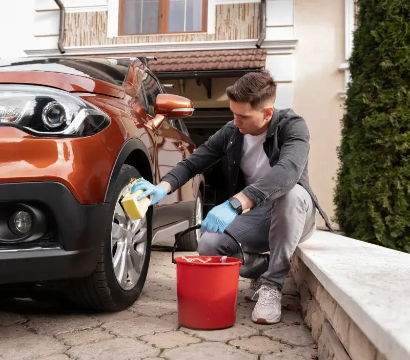 Lavage auto à domicile Saint-Laurent-en-Royans : professionnel intervenant sur un véhicule